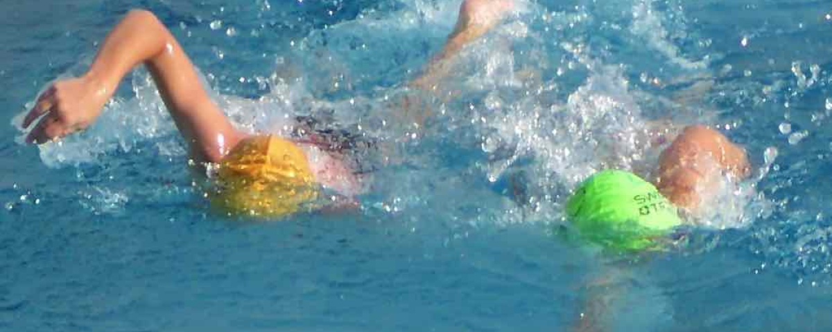 Kraul-, Rücken- oder Brustschwimmen? Welche Schwimmart sollen Kinder zuerst lernen?